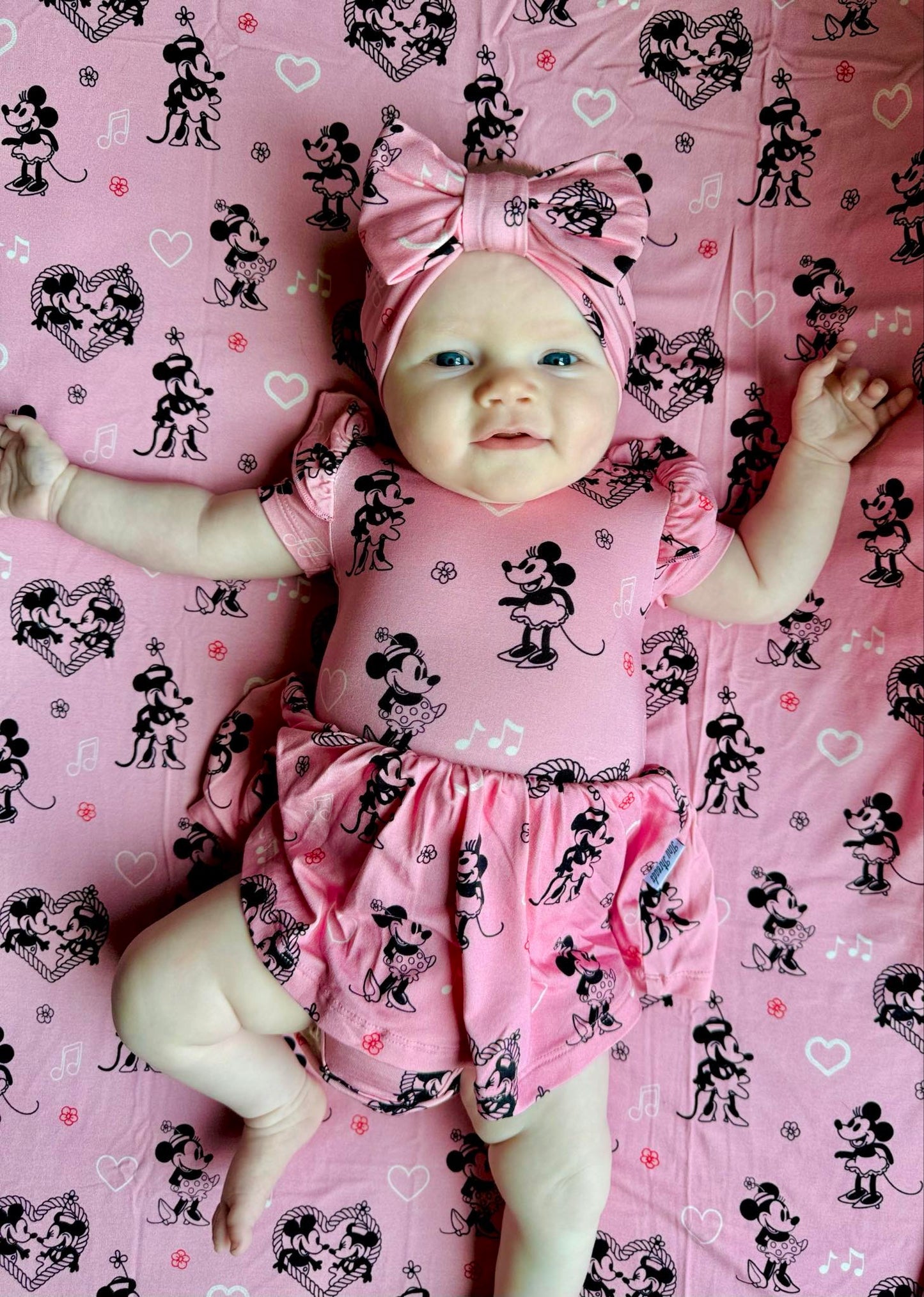 Minnie’s Bambootique Swaddle and Bow Headwrap set